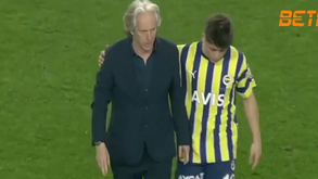 Assobios dos adeptos do Fenerbahçe deixam Jorge Jesus irritado