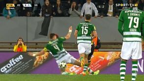 Muitos protestos em Guimarães neste lance com Coates: árbitro nada marcou