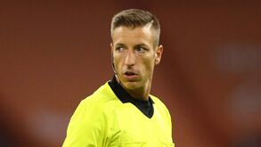 Olympiacos-AEK: árbitro agredido nos genitais ao entrar no túnel
