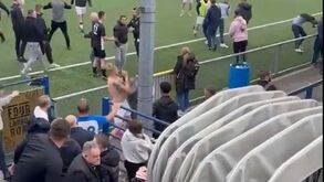 Caos após final da London Cup: adeptos lutam no relvado e jogador dá festival de murros