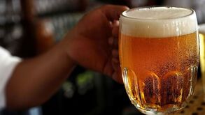 Tribunal obriga empresa a readmitir funcionário que bebia mais de 3 litros de álcool durante funções