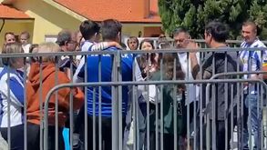 Sérgio Conceição engolido por adeptos acaba a… oferecer a camisola