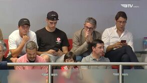 João Neves e António Silva com Rui Costa a ver o clássico de hóquei em patins