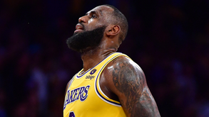 LeBron James bate recordes
