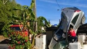 Carro despista-se, capota e fica preso em galinheiro em Loures
