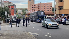 Autocarro do FC Porto recebido em Famalicão com misto de assobios e aplausos