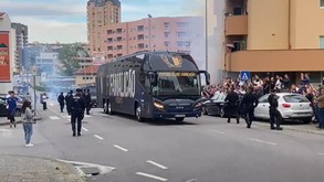Comitiva do Famalicão recebida em grande festa pelos adeptos