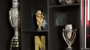 Otamendi desvenda o museu (recheado) que tem em casa e um pormenor... na bebida