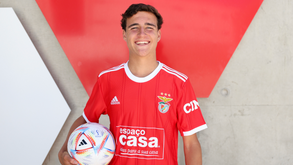 Benfica anuncia assinatura de contrato profissional com João Capucho