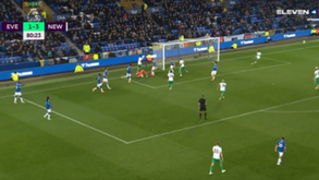 Isak ou Maradona? Avançado do Newcastle faz jogada de sonho que termina em golo!