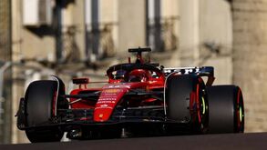 Charles Leclerc dá primeira pole position da temporada à Ferrari no Azerbaijão 