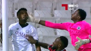 Quando a ânsia de evitar um golo justifica os meios: guarda-redes empurra cabeça de jogador contra o poste e mantém baliza a zeros