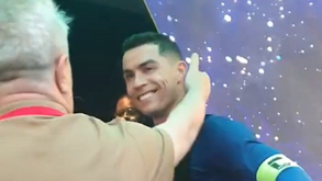 Cristiano Ronaldo ofereceu a camisola ao treinador adversário na Arábia Saudita