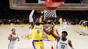 Lakers avançam para as 'meias' na NBA, Warriors forçados a sétimo jogo