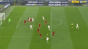 Centro perfeito de Rafael Leão e Milan a empatar nos descontos: jogadores da Roma pediram falta