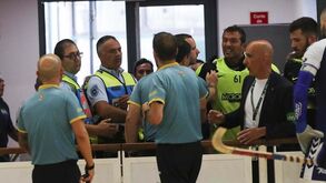 «Isto é uma vergonha!»: Girão expulso no Sporting-OC Barcelos teve de ser acalmado pela polícia