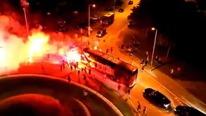 Autocarro do Benfica obrigado a parar à saída do estádio: adeptos pediram o '38' com muita pirotecnia