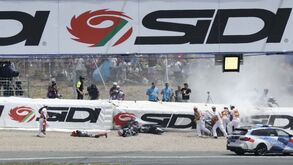 Miguel Oliveira abalroado sai da pista de maca: as imagens que marcam o GP de Espanha