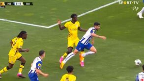 Taremi caiu na área do Boavista e pediu penálti: árbitro mostrou amarelo ao avançado do FC Porto