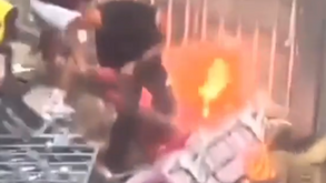 Incêndio, confrontos... e uma motoserra: o caos num jogo da Liga dos Campeões africanos