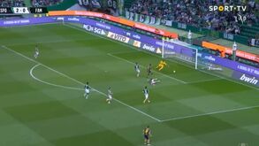 Sporting-Famalicão: O autogolo de Coates ao tentar cortar um cruzamento