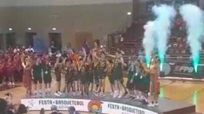 Assim foi a entrega do taça de campeão aos Sub-14 masculinos do Porto na Festa do Basquetebol