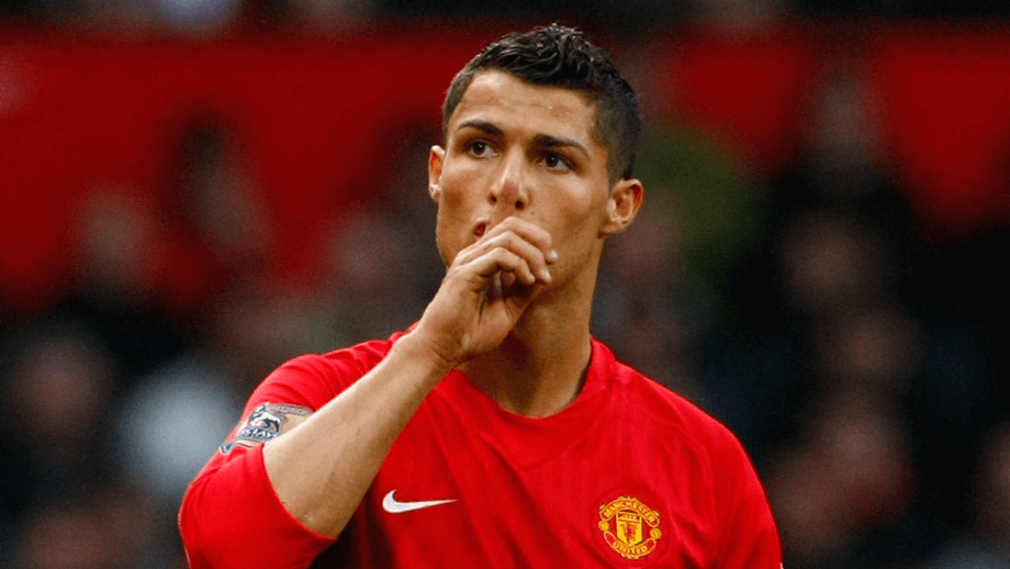 Ex-massagista do Man. United revela 'negócio' lucrativo com Ronaldo: um Porsche em saldo pelo número de uma famosa