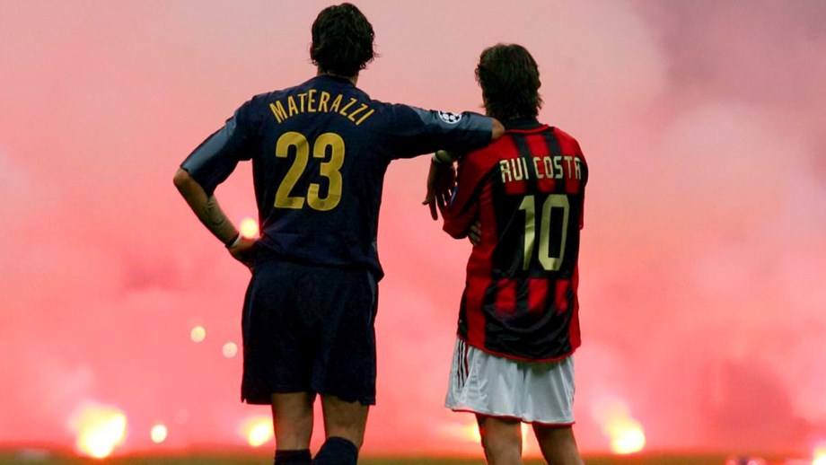 Terceiro 'round' Milan-Inter na Champions: Petardos, tochas e a foto que ficou na história