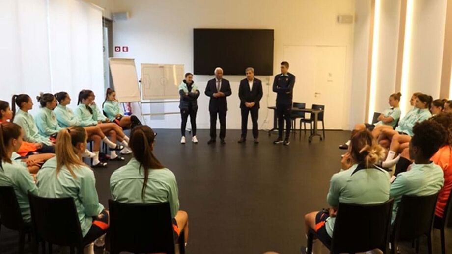 Primeiro-ministro parabenizou feito inédito no futebol feminino português