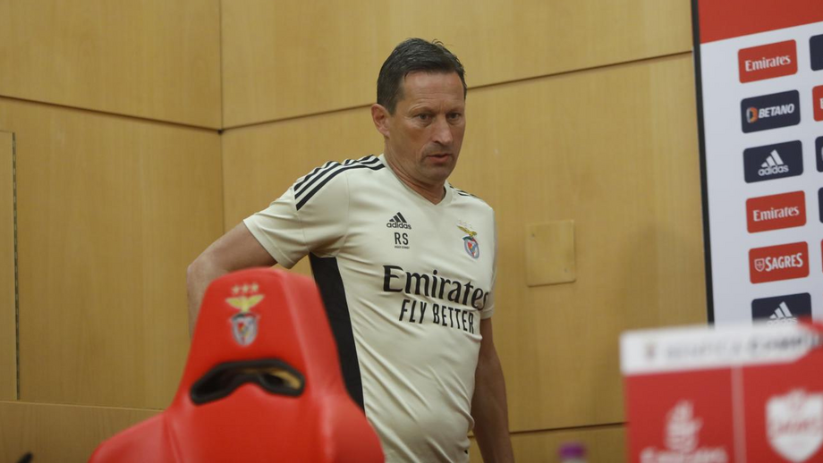 Treinador do Benfica admite que preferia ver a responsabilidade ser devolvida aos árbitros