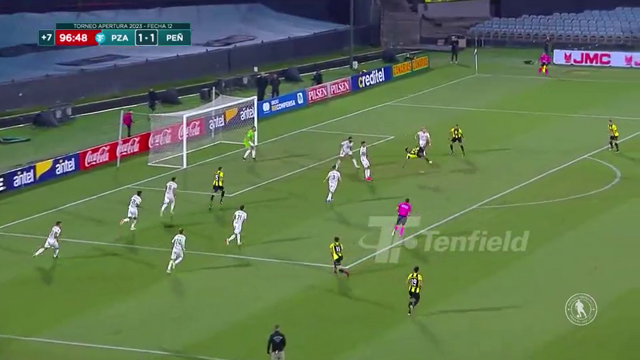 Experiente Abel Hernández decisivo no triunfo, por 2-1, sobre o Plaza Colonia