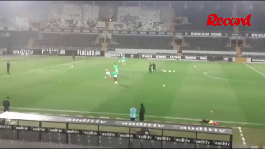 Sessão sem os titulares da partida de hoje, frente ao Vitória, sob o olhar atento de Viana e Amorim
