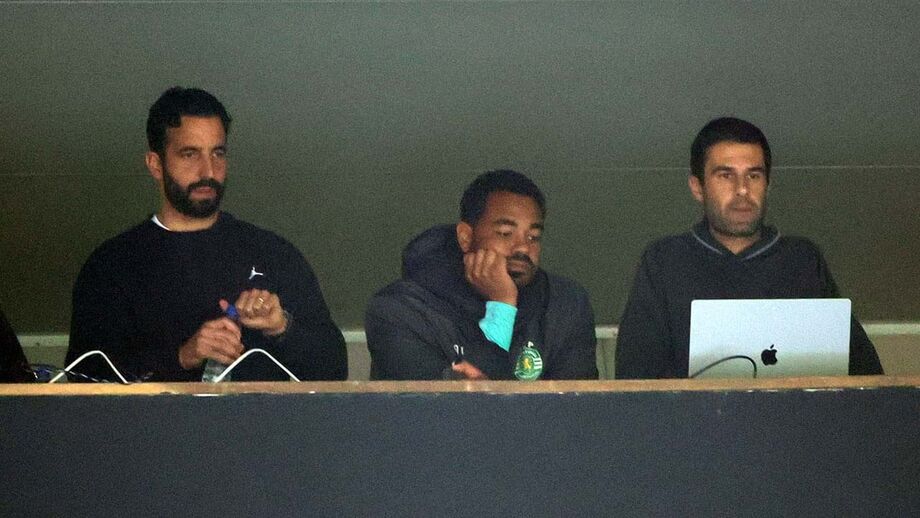 Treinador assistiu desde a bancada ao encontro em Guimarães
