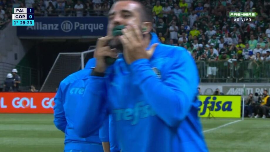 João Martins, que acabou advertido, não gostou do cartão amarelo mostrado ao treinador português