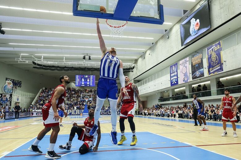 A crónica do FC Porto-Benfica, 92-89: Salto para o topo