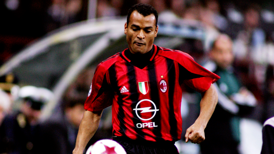 Lateral-direito: Cafu - O lateral-direito brasileiro integrou a equipa do Milan que conquistou a Liga dos Campeões em 2007. Também foi campeão da competição com a Roma em 2001 e vice-campeão com o Milan em 2005.