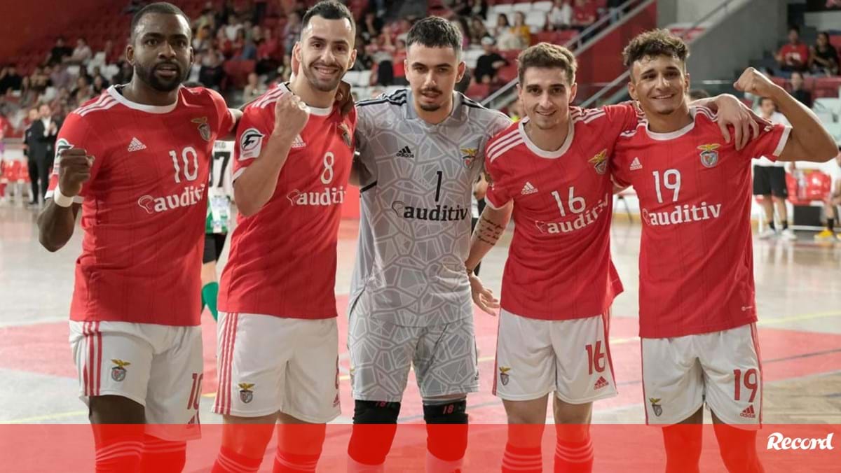 “Palma Futsal vs Benfica: Starting Fives and Deputies Comparison”