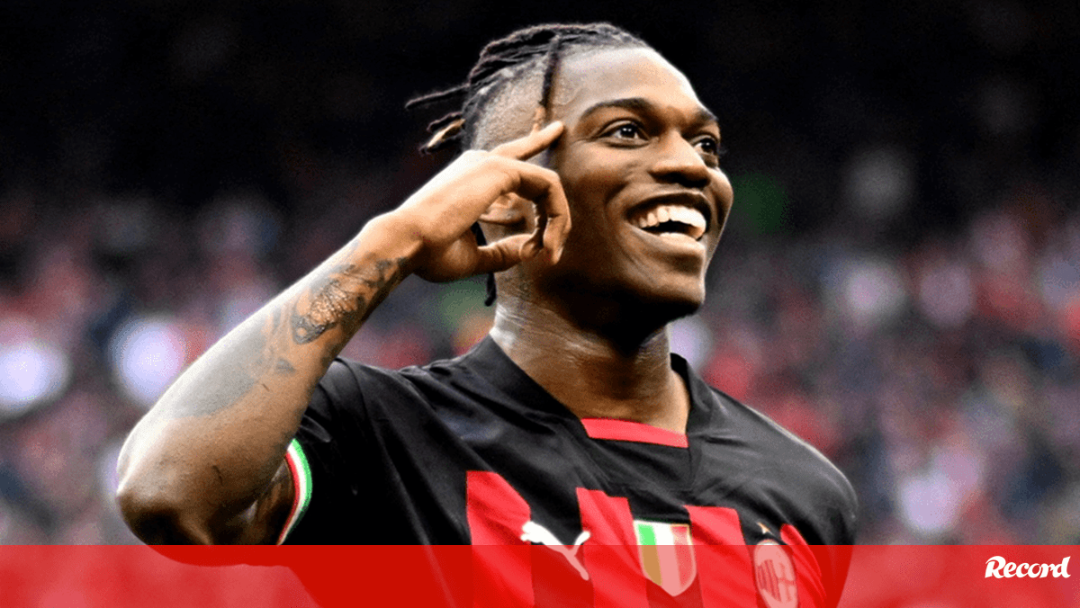 O convite a Mbappé, o engraçadinho da Seleção e o mano Ibrahimovic Rafael Leão abre o livro - AC Milan foto