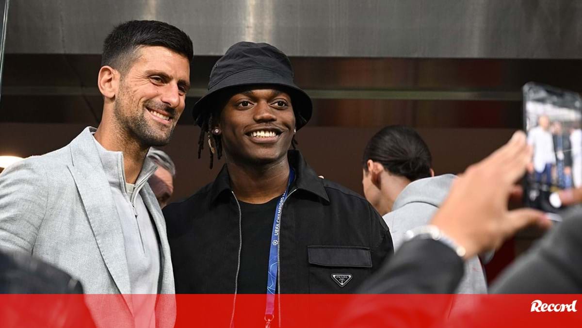 “Rafael Leão’s Night of Contrasts: Photos with Djokovic to the Dismay of Defeat”