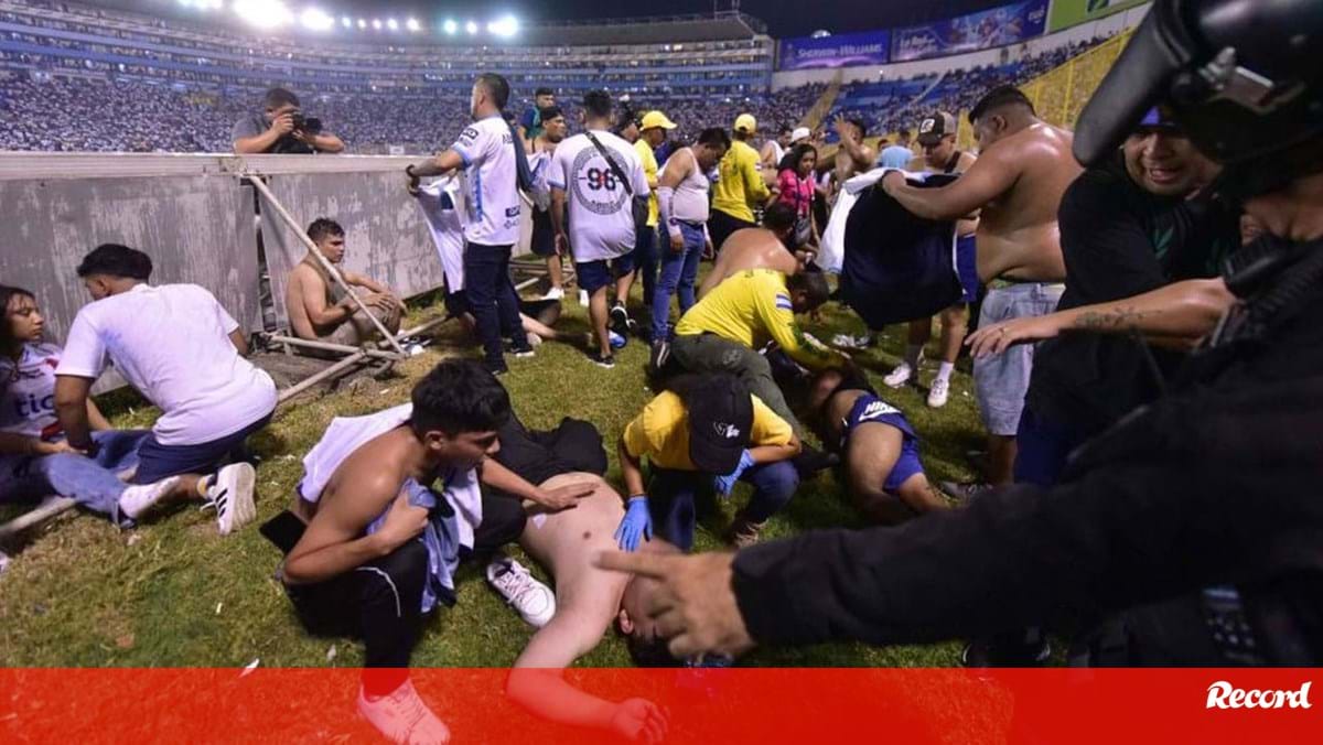 Une bousculade dans un stade de la capitale salvadorienne fait 12 morts – International