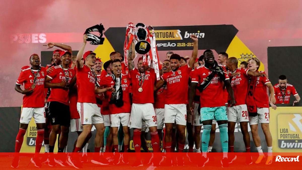 Campeão Benfica de regresso ao trabalho com pequenos acertos no plantel -  SIC Notícias