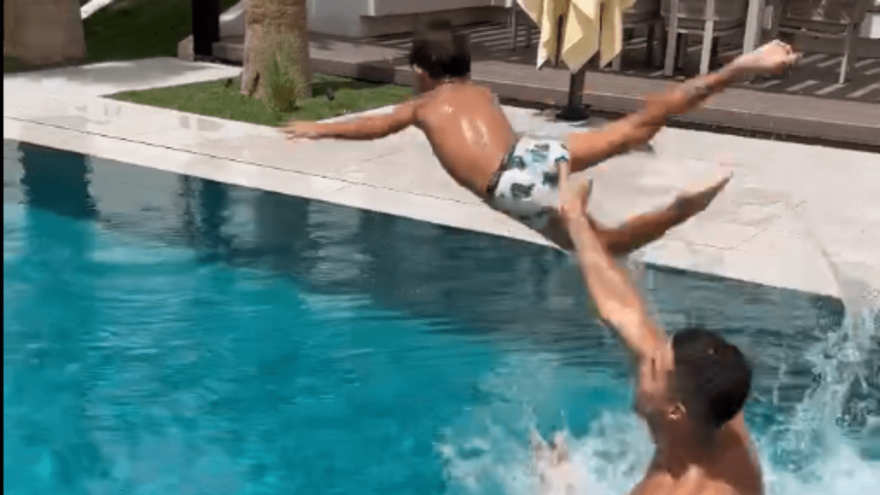 Cristiano Ronaldo ensina o filho Mateo a mergulhar na piscina