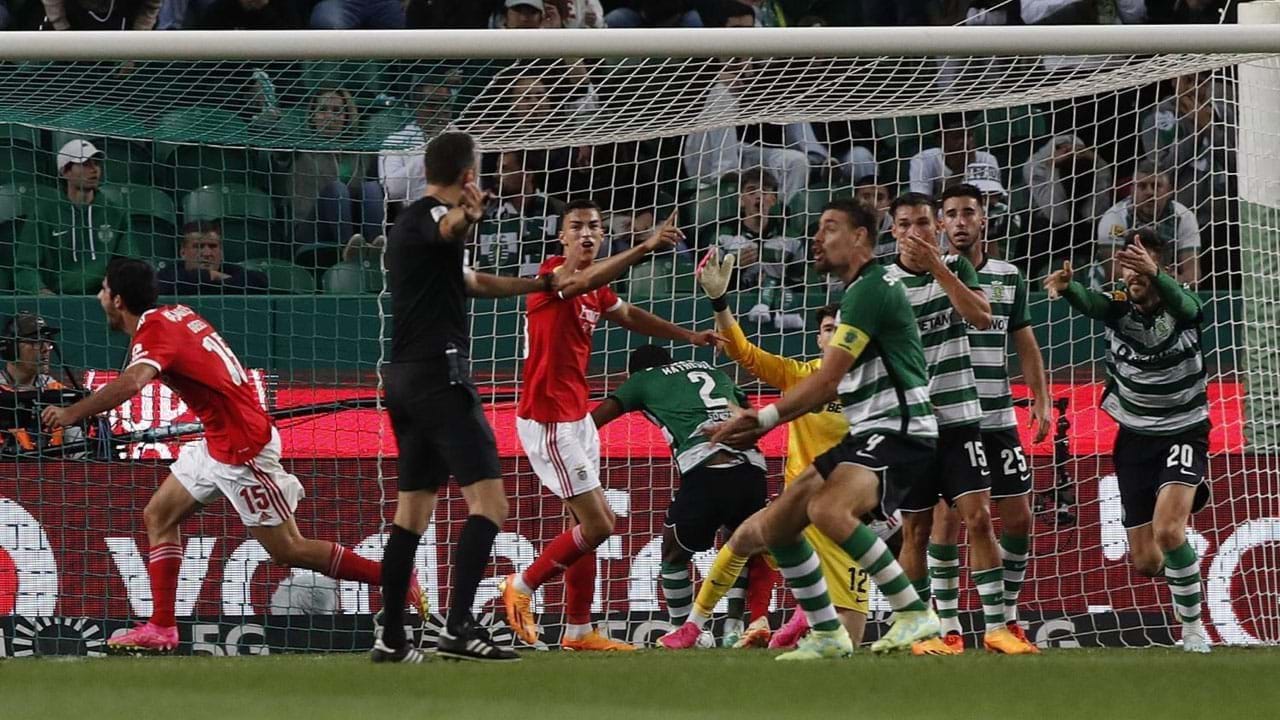 Bloqueios e foras de jogo: porque é que o golo de João Neves no Sporting -  Benfica deveria ter sido anulado