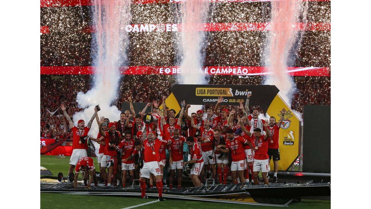 O momento em que os jogadores do Benfica levantaram o troféu de campeão ...