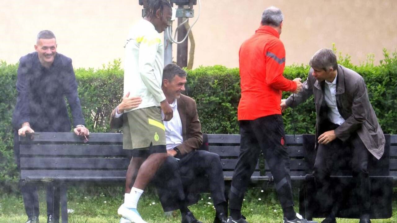 Rafael Leão com Paolo Maldini no treino de ontem  