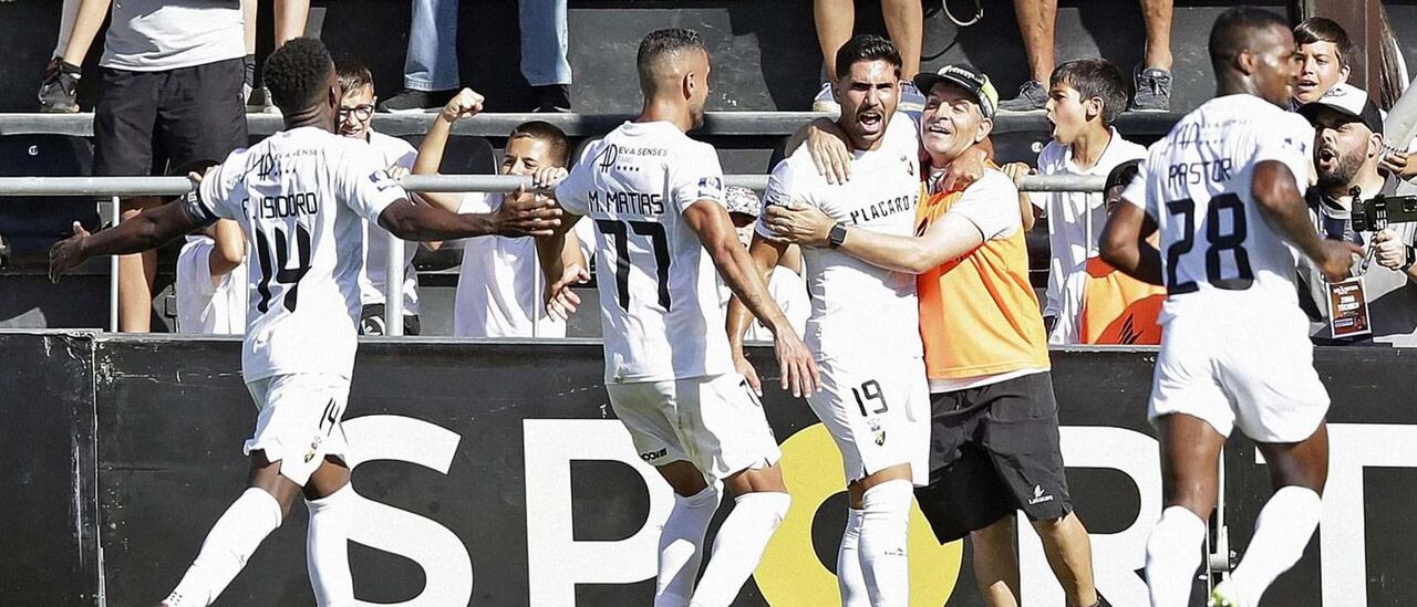 Farense é uma das equipas que luta para subir