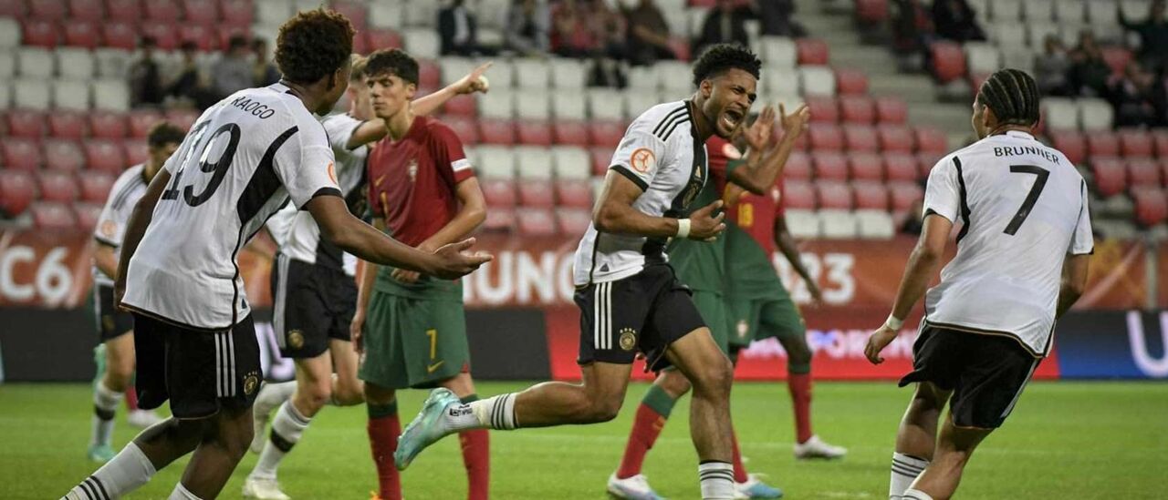 Gil Martins tenta escapar a Maxim Dal