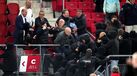 Adeptos do AZ tentam agredir familiares dos jogadores do West Ham no final do jogo