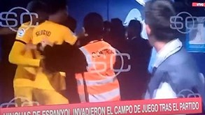 Imagens gravadas no túnel: Busquets tentou enfrentar os ultras do Espanyol