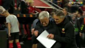 Abraço ao 'discípulo', punho cerrado e à beira das lágrimas: Mourinho após apurar-se para a final da Liga Europa